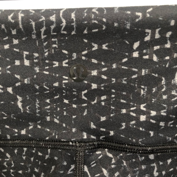 Cute keyhole detail Lululemon Crops - Picture 12 of 13